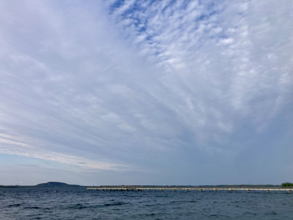 Die Wolken zeigen starken Wind